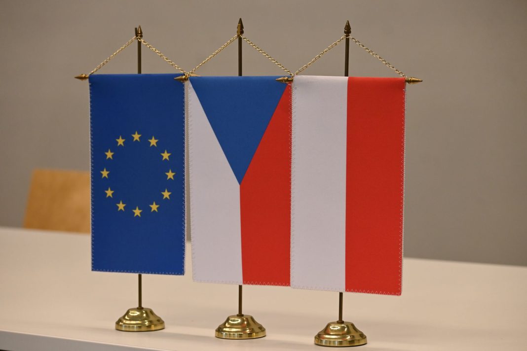 Od momentu przystąpienia Polski i Czech do Unii Europejskiej współpraca Dolnego Śląska z regionami czeskimi zawiązała się jeszcze ściślej